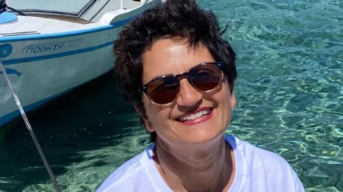 Πιο cool από ποτέ: Η Άλκηστις Πρωτοψάλτη κάνει surf και μας δείχνει το γυμνασμένο της κορμί