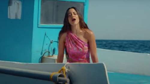 Μαρίνα Σάττι: Συγκινεί το μήνυμα που στέλνει το βίντεο κλιπ του "Αχ Θάλασσα": "Για τον πατέρα μου"