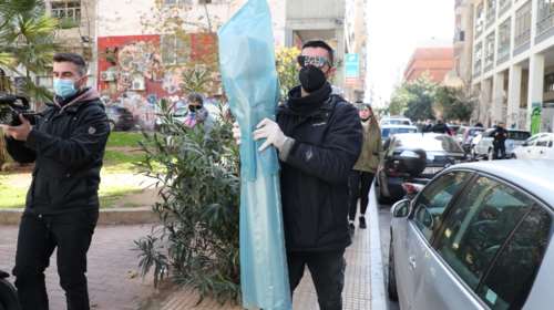 Ομόνοια: Στυλιάρια και κοντάρια ανακάλυψαν οι αστυνομικοί στον σύνδεσμο του ΠΑΟΚ [Εικόνες]