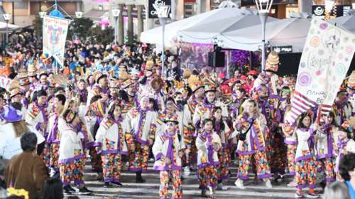 Ολη η Πάτρα μια γιορτή: Χιλιάδες επισκέπτες στη μεγάλη καρναβαλική παρέλαση - Στις 9:00 το βράδυ, η τελετή λήξης