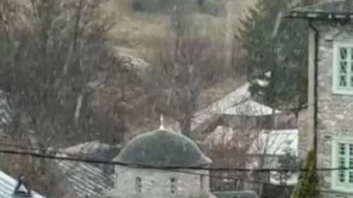 Χειμωνιάτικο σκηνικό: Κούλουμα με χιόνια στο Νυμφαίο [βίντεο]