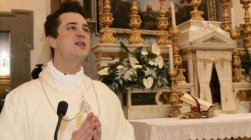 Σοκ στην Ιταλία: Ιερέας έκλεβε την ενορία και διοργάνωνε πάρτι οργίων με κοκαΐνη και &quot;χάπια βιασμού&quot;