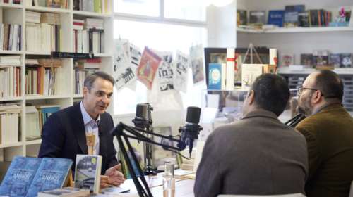 Ο Μητσοτάκης αποκαλύπτει τα βιβλία που διαβάζει: Μουρακάμι και Καραγάτση - &quot;Έχω στη βιβλιοθήκη μου και Μαρξ&quot;