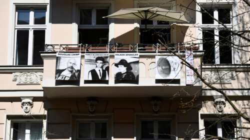 Βερολίνο: Με κλειστές τις γκαλερί οι καλλιτέχνες εκθέτουν τα έργα τους στα...μπαλκόνια τους