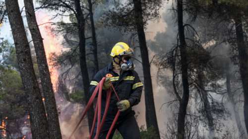 Συλλήψεις για τις φωτιές σε Εύβοια και Κρήτη - Υπό έλεγχο η μεγάλη φωτιά στην Κάρυστο που απείλησε σπίτια