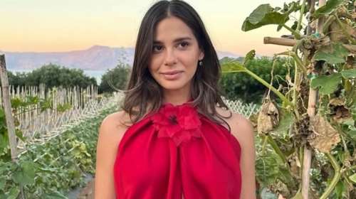 Η Αλεξάνδρα Κωστοπούλου με outfit στο χρώμα που είναι μία από τις πιο απροσδόκητες τάσεις του καλοκαιριού