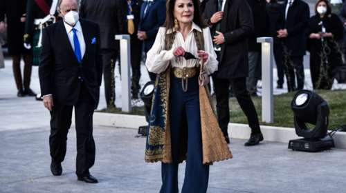 Με αυθεντικό ηπειρώτικο πιρπιρί και χρυσή πόρπη η Γιάννα Αγγελοπούλου στην Εθνική Πινακοθήκη
