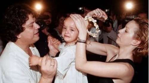 Ρετρό κλικ: Ο Μπονάτσος και η Μάρθα Κουτουμάνου στο μαιευτήριο με τη νεογέννητη κόρη τους - Μαζί η Ζωή Λάσκαρη