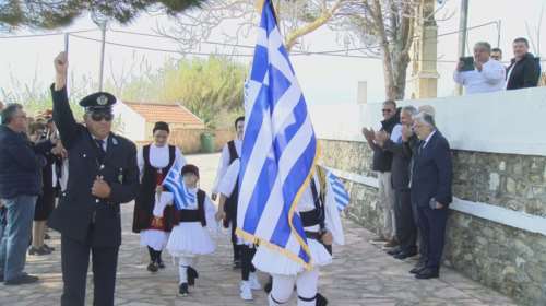 25η Μαρτίου: Τέσσερις μαθητές κράτησαν ψηλά την ελληνική σημαία στην Ερείκουσα