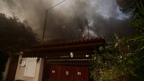 Δήμαρχος Σαρωνικού για τη φωτιά στον Κουβαρά: Καίγονται τα πρώτα σπίτια - Δεν βλέπω στα 10 μέτρα [βίντεο]