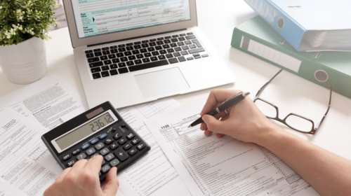 Ποιοι φόροι πληρώνονται στην ώρα τους από νοικοκυριά και επιχειρήσεις