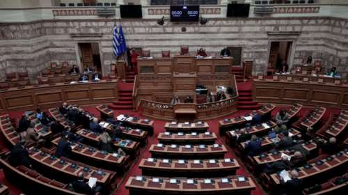 Πρόταση Μομφής: Ξεκίνησε η τριήμερη συζήτηση στη Βουλή - Υψηλοί τόνοι με το &quot;καλημέρα&quot;