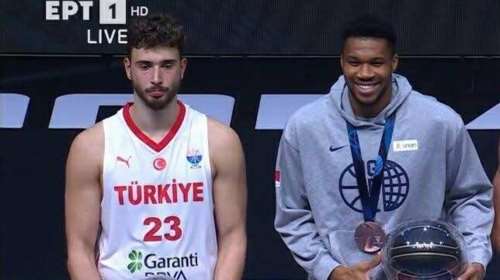 Γιάννης και Σενγκούν δεν έδωσαν τα χέρια στην ανακοίνωση της καλύτερης πεντάδας-Η φωτογραφία με το απόλυτο κοντράστ