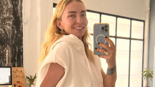 Ρούλα Ρέβη: Η κόρη της Ειρήνη Τότσικα ποζάρει με στιλ ως μοντέλο φορώντας καφτάνια