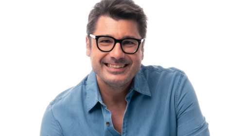 Ο Λάμπρος Κωνσταντάρας θυμάται τον παππού του και φωτογραφίζεται στα ίδια μέρη, 40 χρόνια μετά