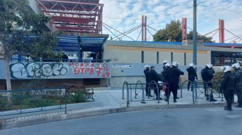 Αντιεξουσιαστές έξω από τα κεντρικά γραφεία της ΝΔ - Πέταξαν τρικάκια και σήκωσαν πανό για τον Κουφοντίνα [Εικόνες]