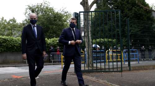 Ο Μακρόν φόρεσε μάσκα για πρώτη φορά - Πήγε σε σχολείο με μαθητές- παιδιά γιατρών και νοσηλευτών