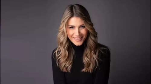 Όταν η Άννα Κανδαράκη πέταξε την περούκα και μίλησε με θάρρος για όσα μάς φοβίζουν