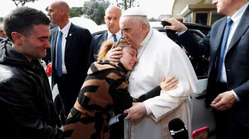 Πάπας Φραγκίσκος:  &quot;Χρειάζεται υπομονή&quot;, λέει το Βατικανό - Γιατροί και νοσοκόμοι του πήγαν τούρτα με δώδεκα κεράκια