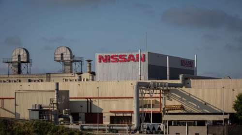 Αναστέλλεται το κλείσιμο των εργοστασίων της Nissan στη Βαρκελώνη