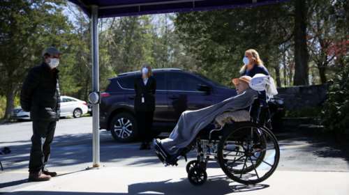 Συγκίνηση σε οίκο ευγηρίας: Συνάντησε μετά από 56 ημέρες τη σύζυγό του που πάσχει από Αλτσχάιμερ