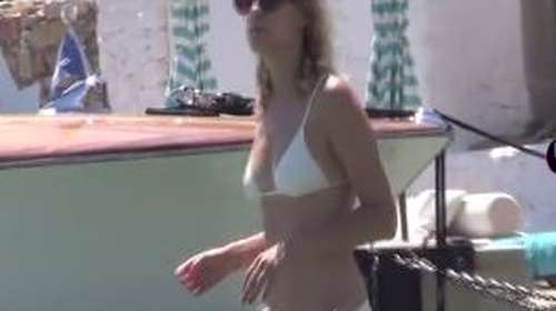 Βίκυ Καγιά: Οι βουτιές με λευκό μπικίνι στην Μύκονο