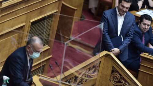 Βουλή: Η αμήχανη στιγμή του Αλέξη Τσίπρα- Περιμένει να απολυμάνουν το πλεξιγκλάς…από τον Μητσοτάκη