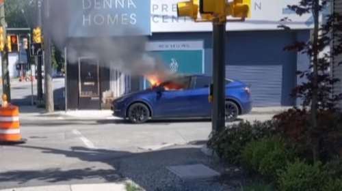 Ακόμη ένα Tesla πήρε φωτιά με τον οδηγό μέσα στην καμπίνα - Καταγγελία ότι δεν άνοιγε η πόρτα [βίντεο]