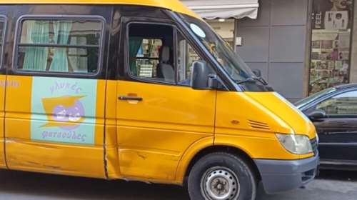 Τροχαίο με ΙΧ και σχολικό λεωφορείο στο κέντρο της Αθήνας - Τραυματίστηκε η συνοδός