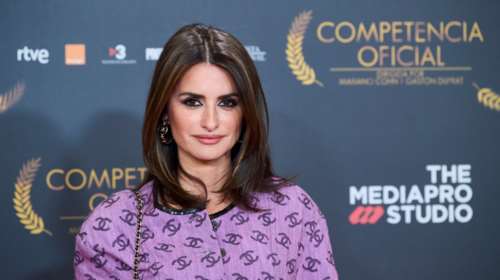 Πενέλοπε Κρουζ: Η ισπανίδα καλλονή με στιλάτο μίνι Chanel φόρεμα στο χρώμα της Άνοιξης