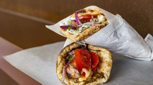 Τι γίνεται όταν ο σεφ Χριστόφορος Πέσκιας αποφασίζει να...τυλίξει σουβλάκια;