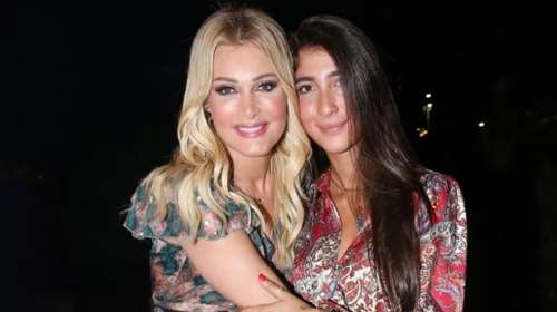 Χριστιάνα Μπέτα: Με φόρεμα της Βάσιας Κωσταρά στην πολύ πετυχημένη παρουσίαση των έργων της