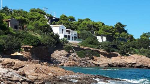 Πέτσας για τη βίλα Τσίπρα: Λαϊκό παιδί που μένει στην Κυψέλη ή μεγαλοαστός που μένει στο Σούνιο;