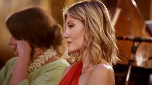 Ράνια Τζίμα: Η πιο κομψή νονά με κόκκινο αρχαιοελληνικό φόρεμα - Βάφτισε την κόρη γνωστών δημοσιογράφων