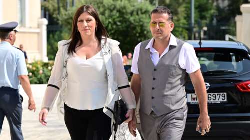 Η Ζωή Κωνσταντοπούλου ορκίστηκε με πολιτικό όρκο - Με θρησκευτικό ο σύντροφός της Διαμαντής Καραναστάσης