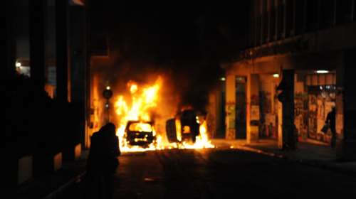 Νέα εμπρηστικά χτυπήματα: Στις φλόγες δύο αυτοκίνητα και τέσσερις μοτοσικλέτες στη Θεσσαλονίκη