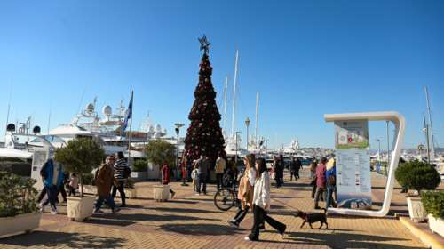 Ηλιοθεραπεία και βόλτες στην "καλοκαιρινή" παραλία του Φλοίσβου ανήμερα τα Χριστούγεννα