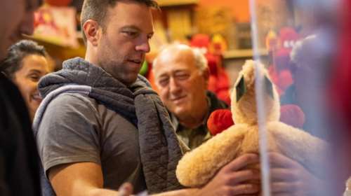 Επίσκεψη Κασσελάκη στα Τρίκαλα: Η στιγμή που ξεφεύγει από τους υπόλοιπους και αγοράζει αρκουδάκι