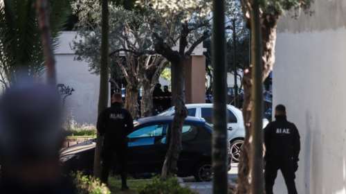 &quot;Φαρ Ουέστ&quot; στην Αγία Βαρβάρα: Πυροβόλησε οδηγό αυτοκινήτου και μετά ταμπουρώθηκε στο σπίτι του