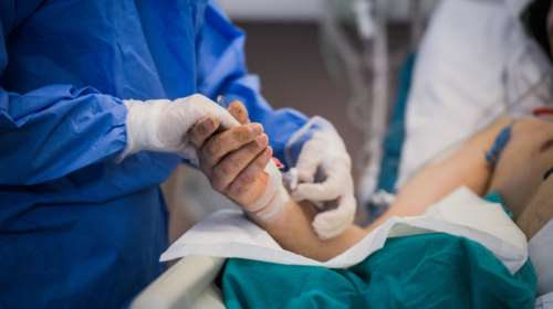 Κορονοϊός - Ευχάριστα νέα: Εξιτήριο για 17χρονη που ήταν 40 ημέρες στη ΜΕΘ του ΑΧΕΠΑ