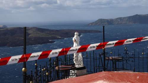 Σεισμοί: Σε κατάσταση έκτακτης ανάγκης και η Ίος - Οι επιστήμονες εστιάζουν στη Νέα Καμένη - Κατολισθήσεις στην Αμοργό