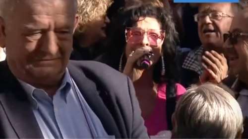 Στο πλευρό του Κασσελάκη η Σοφία Βόσσου: Τραγούδησε την &quot;Άνοιξη&quot; στα γραφεία του στον Ταύρο [βίντεο]