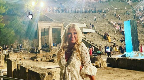 Μαρίνα Πατούλη: Η εκθαμβωτική εμφάνιση στην Επίδαυρο - Παρακολούθησε θεατρική παράσταση
