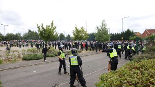 Βρετανία: Βίαιες ταραχές στις αντιμεταναστευτικές διαδηλώσεις - &quot;Όσοι εμπλέκονται θα το μετανιώσουν&quot; προειδοποιεί ο Στάρμερ