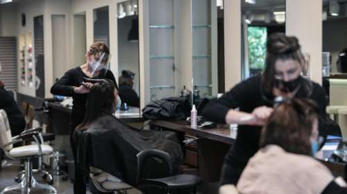 &quot;Βροχή&quot; τα τηλέφωνα στα κομμωτήρια πριν καν τελειώσει η ενημέρωση