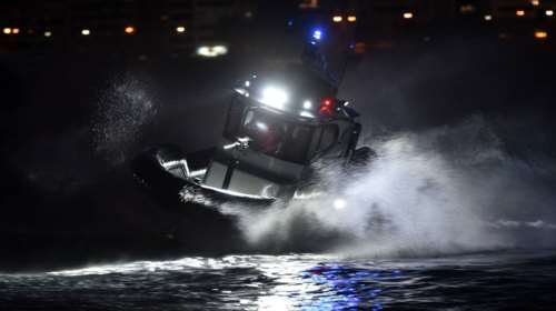 Φωτιά σε φορτηγό πλοίο, ένα ναυτικό μίλι βόρεια της Ελαφονήσου