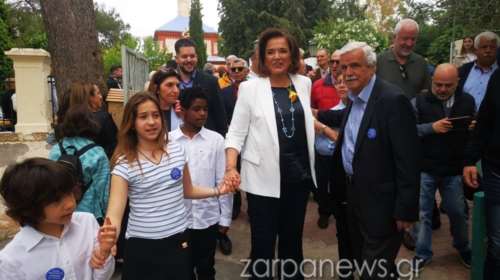 Με τα εγγόνια της χεράκι - χεράκι η Ντόρα Μπακογιάννη στην κάλπη: &quot;Το βράδυ να γιορτάσουμε&quot;