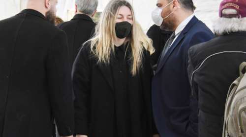 Συντετριμμένη η Ελισάβετ Μουτάφη στην κηδεία του πατέρα της- Στο πλευρό της ο Μάνος Νιφλής