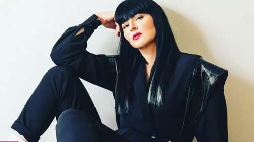 Ζενεβιέβ Μαζαρί: Ποζάρει στο φακό του συζύγου της με ένα σέξι ολόσωμο μαγιό με cut outs
