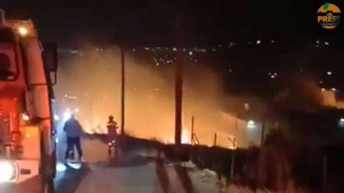 Σαλαμίνα: &quot;Κάποιοι είχαν γλέντι και έριξαν πυροτεχνήματα&quot; - Η φωτιά έφτασε δίπλα στα σπίτια [βίντεο]